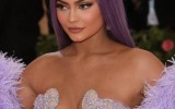 Kylie Jenner dona un milione di dollari per l'Australia dopo le polemiche per le ciabatte in pelliccia